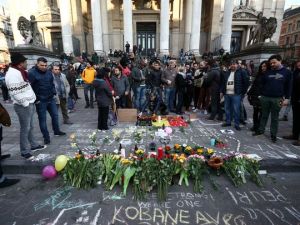 People gather around a memorial in Brussels following bomb attacks in Brussels, Belgium. (Photo : Charles Platiau/Reuters)